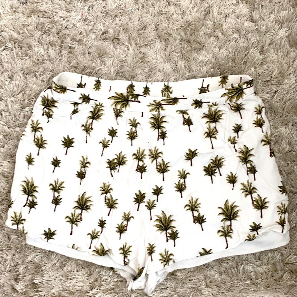 Flowy palm tree design shorts
